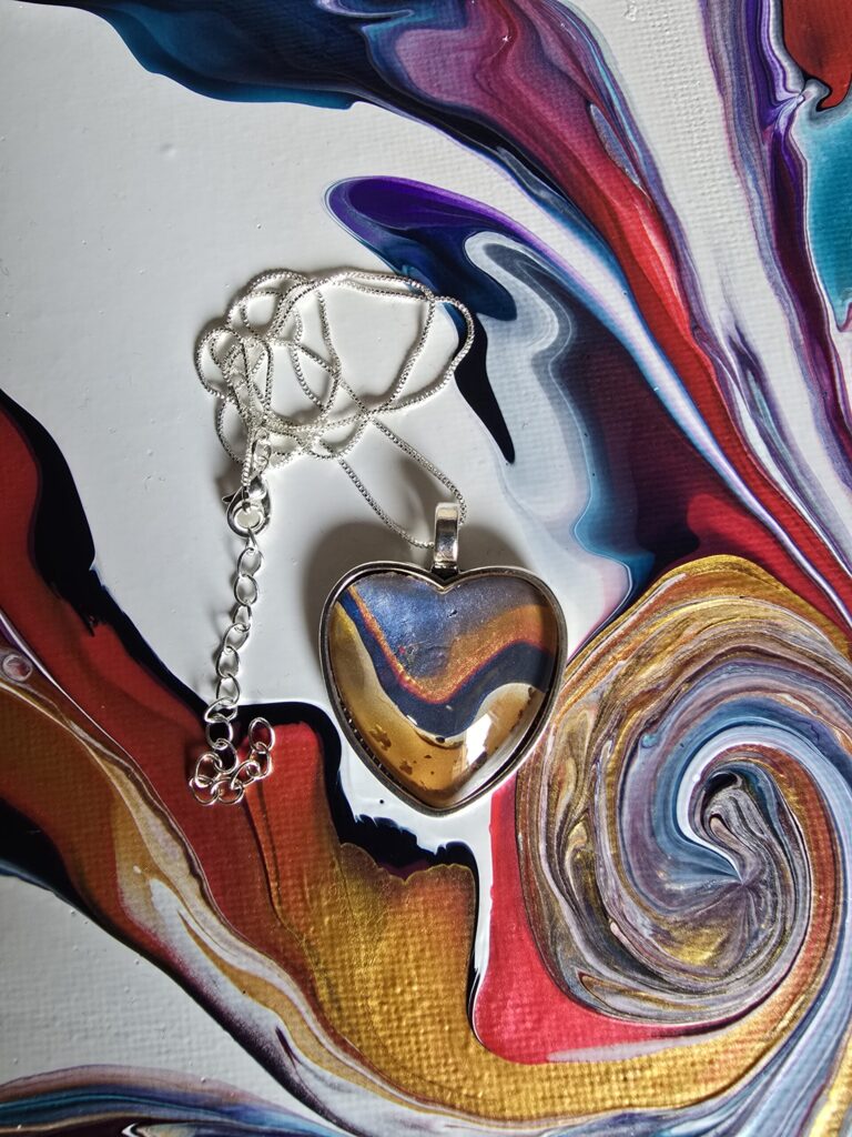 Collana con pendente a forma di cuore fatto a mano con vernice acrilica e cabochon in vetro
