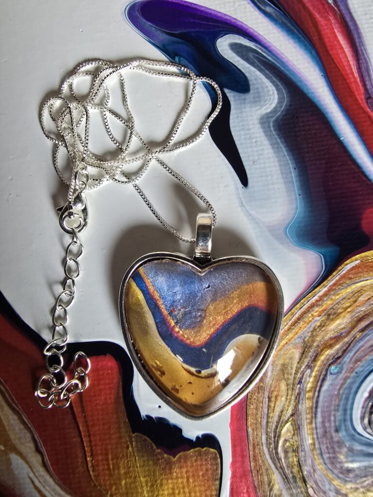 Collana con pendente a forma di cuore fatto a mano con vernice acrilica e cabochon in vetro multicolor