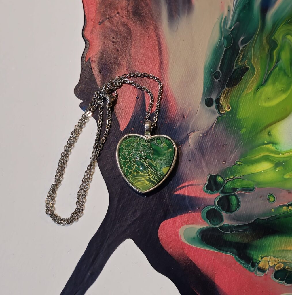 collana con pendente a cuore toni verde e giallo