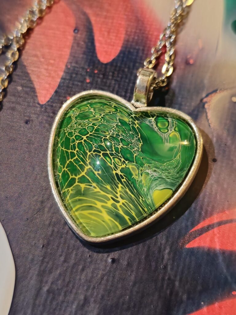 collana con pendente a cuore toni verde e giallo