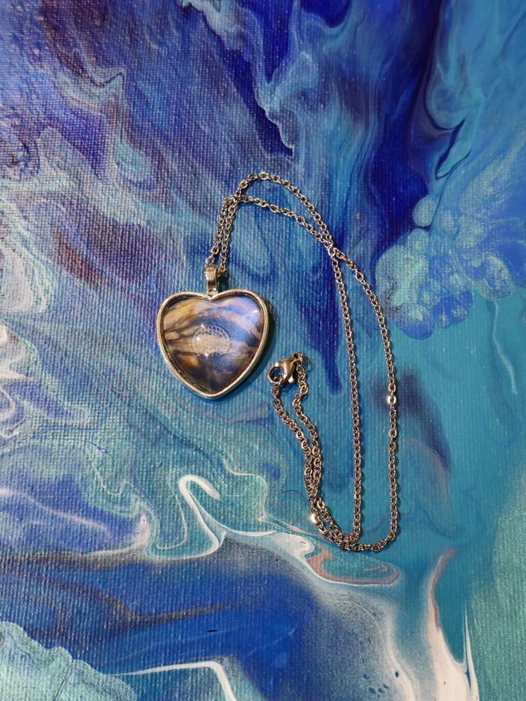 collana con pendente a cuore colori perlati effetto nuvole