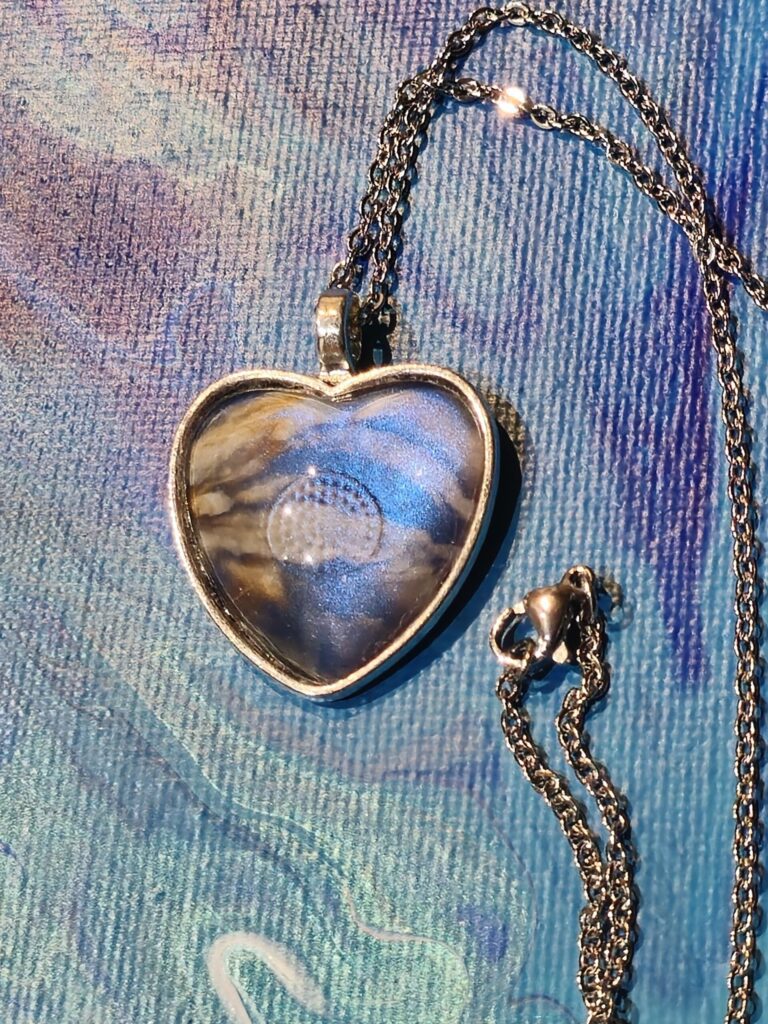 collana con pendente a cuore colori perlati effetto nuvole