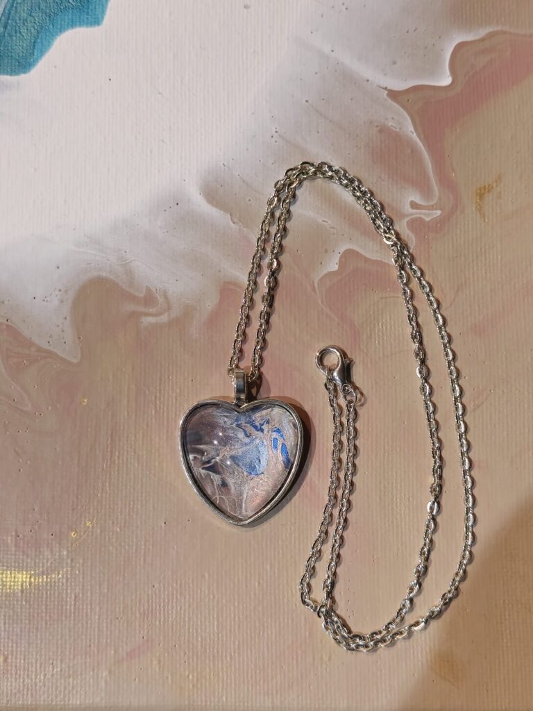 collana con pendente a cuore colori perlati rosa blu celeste