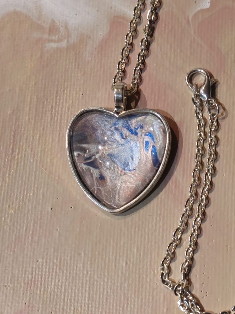 collana con pendente a cuore colori perlati rosa blu celeste
