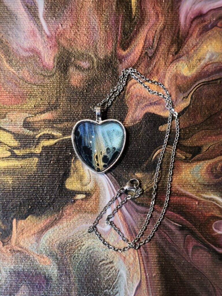 collana con pendente a cuore colori perlati turchese oro blu nero