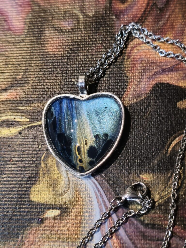 collana con pendente a cuore colori perlati turchese oro blu nero