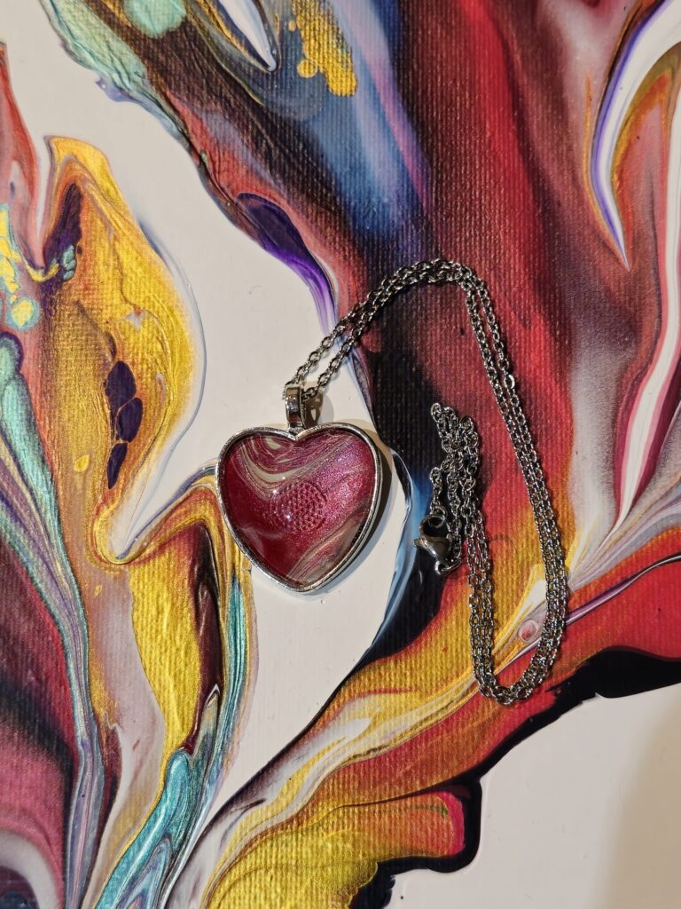 collana con pendente a cuore rosso perlato