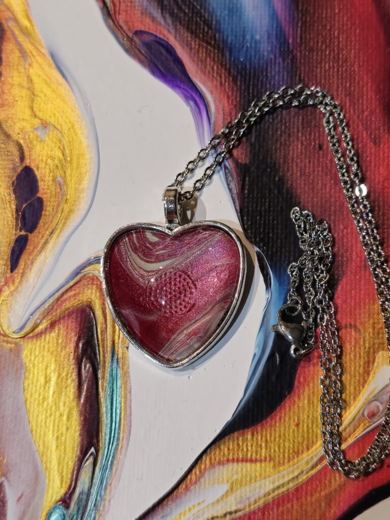 collana con pendente a cuore rosso perlato