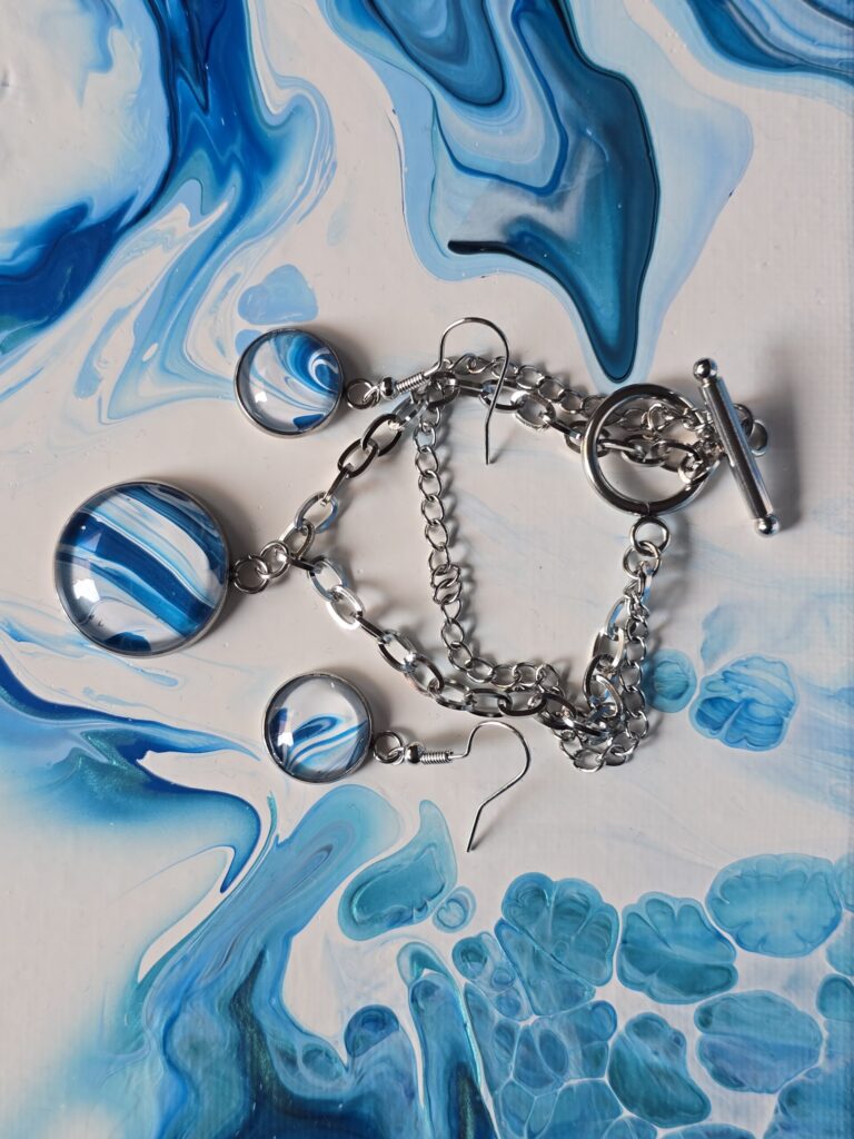 Gioielli artigianali set coordinato formato da bracciale doppio e orecchini in acciaio inossidabile con cabochon in vetro rotondo e vernice acrilica color blu celeste bianco