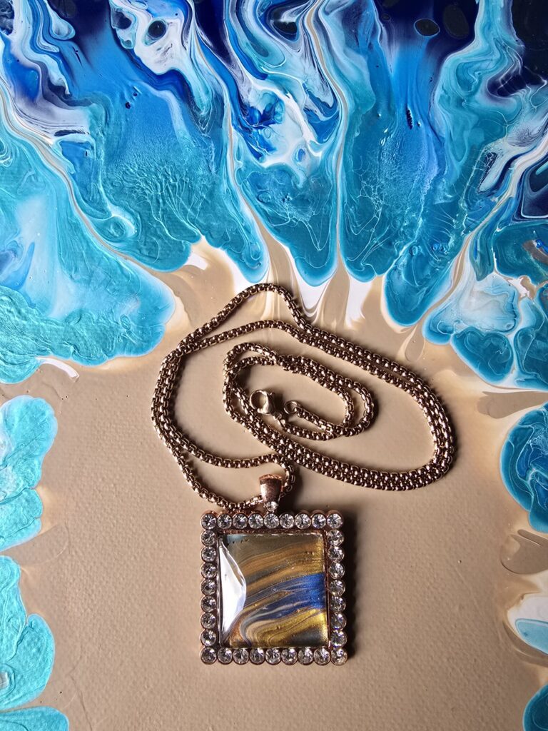 Catena in acciaio golden rose 60 cm pendente in lega quadrato con strass cabochon vetro 25mm acrilico oro e blu iridescenti