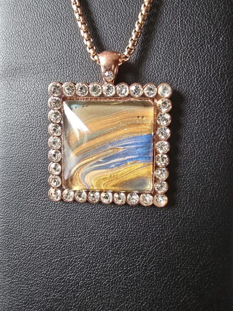 Catena in acciaio golden rose 60 cm pendente in lega quadrato con strass cabochon vetro 25mm acrilico oro e blu iridescenti