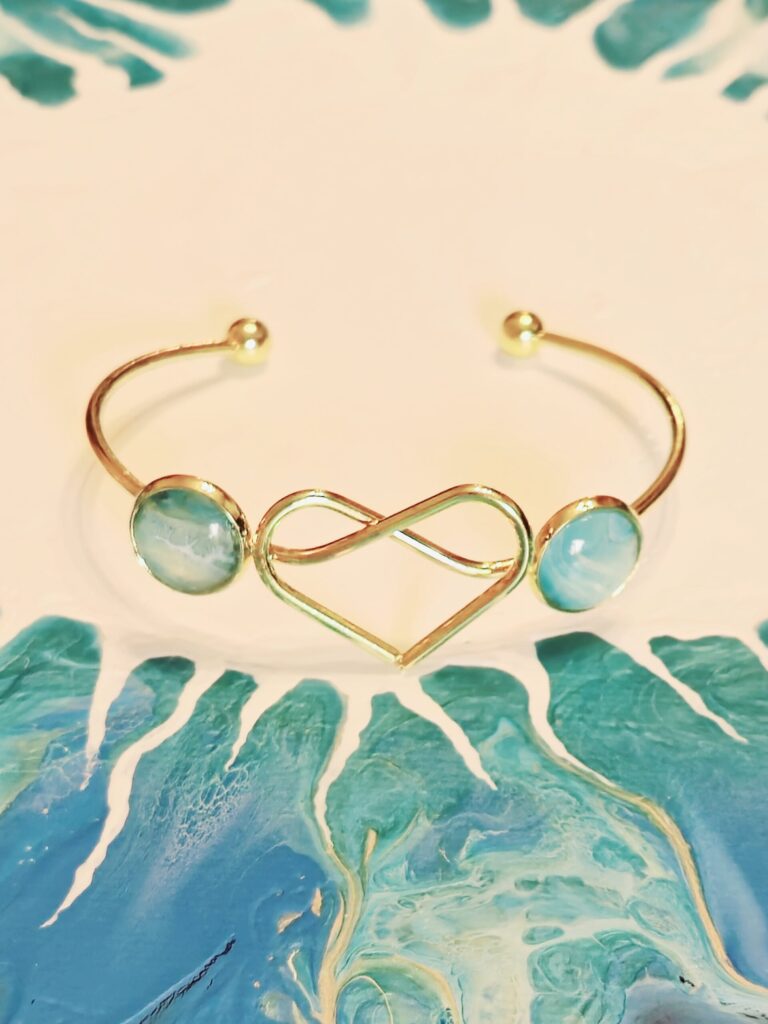 Bracciale artigianale fluid art rigido regolabile in lega color oro forma cuore cabochon in vetro 12mm turchese iridescente e bianco