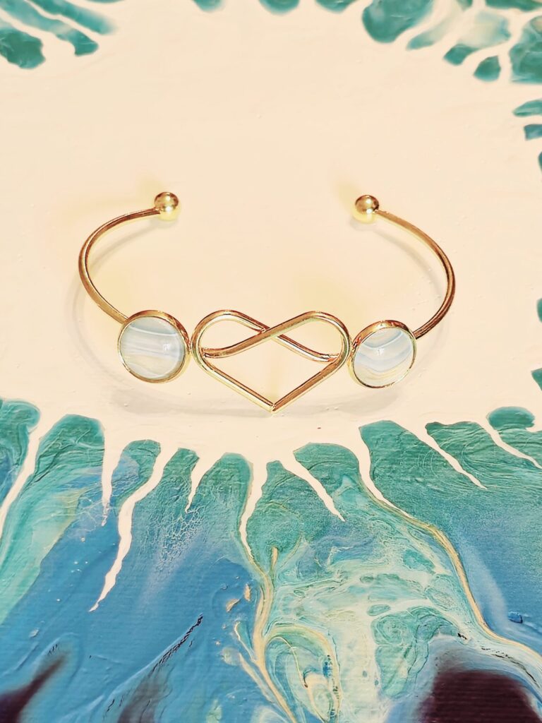 Bracciale rigido regolabile in lega color oro forma cuore cabochon in vetro 12mm turchese iridescente e bianco