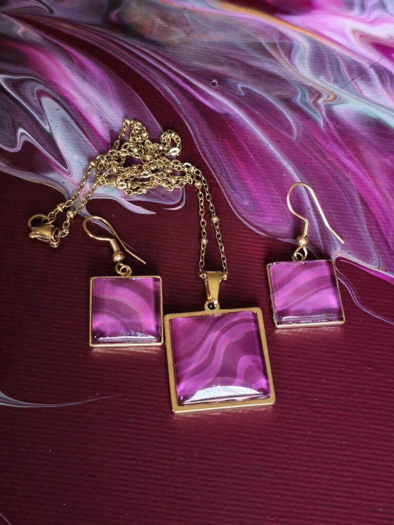 Set coordinato con collana e orecchini in acciaio inossidabile placcato color oro lunga 45cm cabochon quadrati in vetro 20 e 12mm vernice acrilica color amaranto e magenta perlati. autore AmarAnto arte