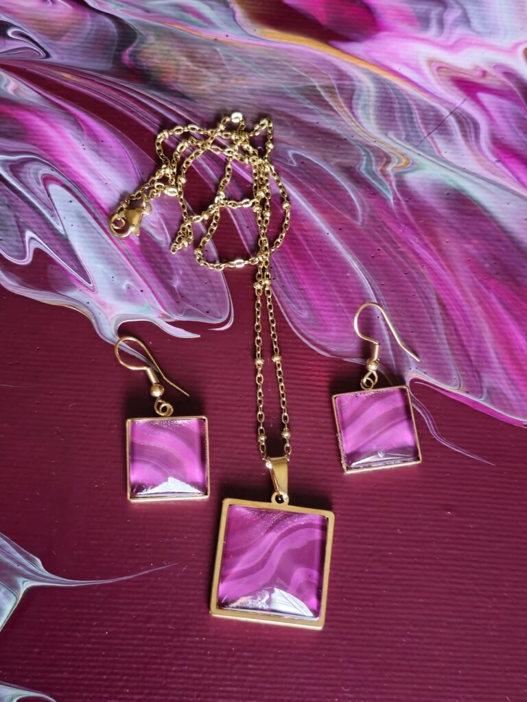 gioielli artigianali fluid art set coordinato con collana e orecchini in acciaio inossidabile placcato color oro lunga 45cm cabochon quadrati in vetro 20 e 12mm vernice acrilica color amaranto e magenta perlati