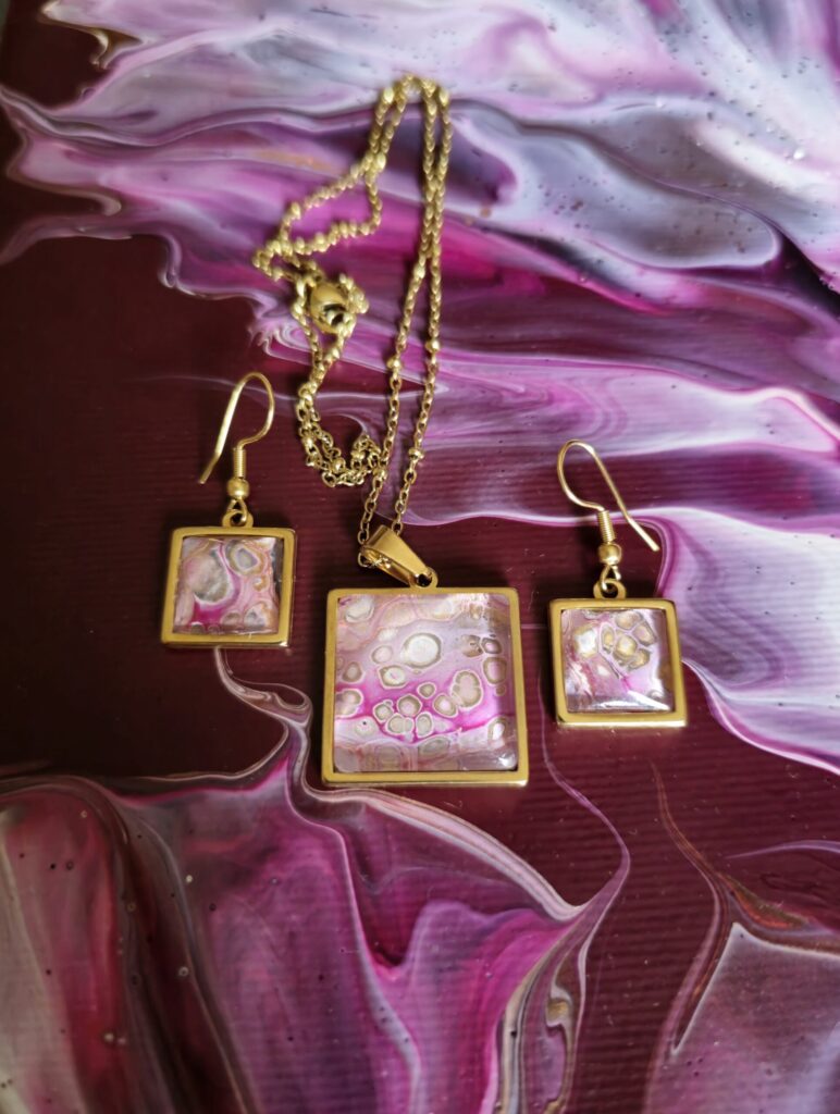 Gioielli artigianali fluid art Set coordinato collana e orecchini in acciaio inossidabile placcato color oro con cabochon in vetro quadrato 20 e 12mm vernice acrilica color oro rosa magenta bianco