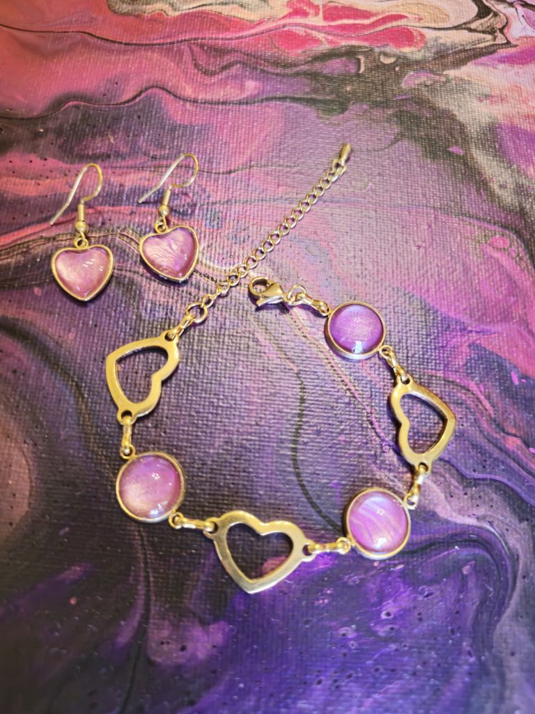 Gioielli artigianali set coordinato formato da bracciale e orecchini a forma di cuore in acciaio inossidabile golden rose con cabochon in vetro rotondo e a forma di cuore 12 mm e vernice acrilica rosa perlato