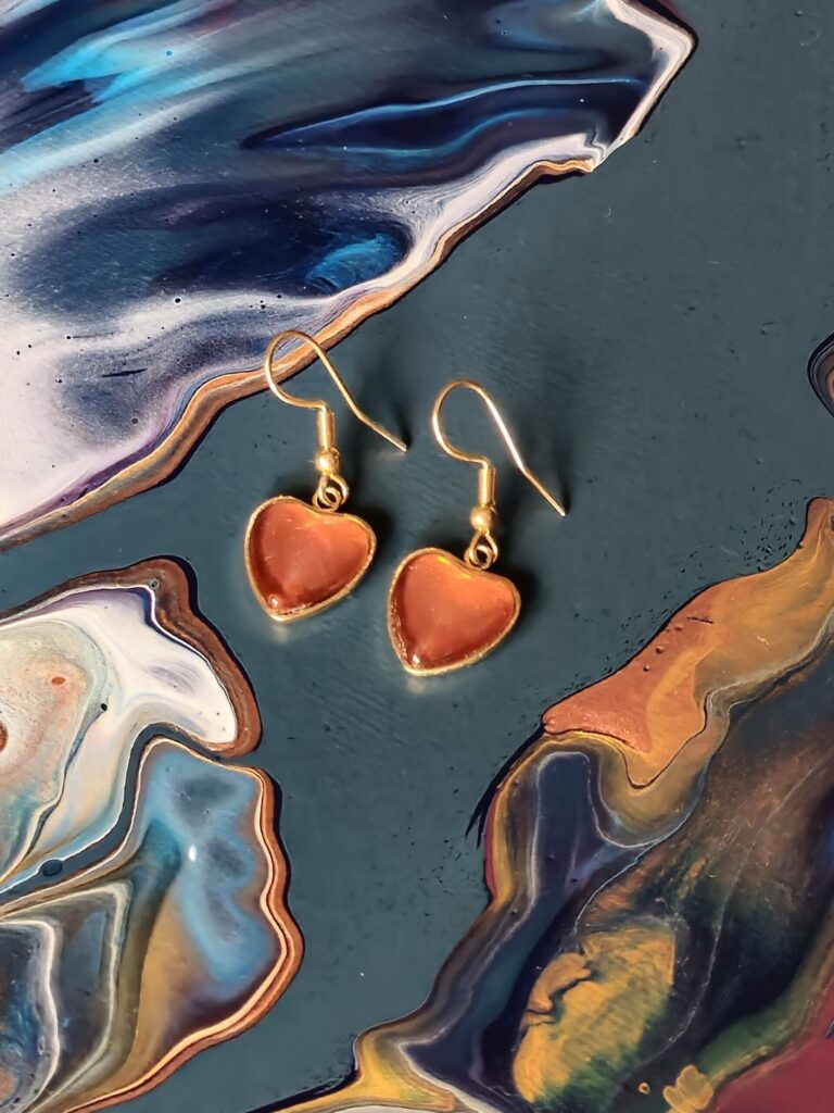 orecchini fluid art artigianali in acciaio inossidabile color oro cabochon a forma di cuore in vetro 12mm vernice acrilica color rame iridescente