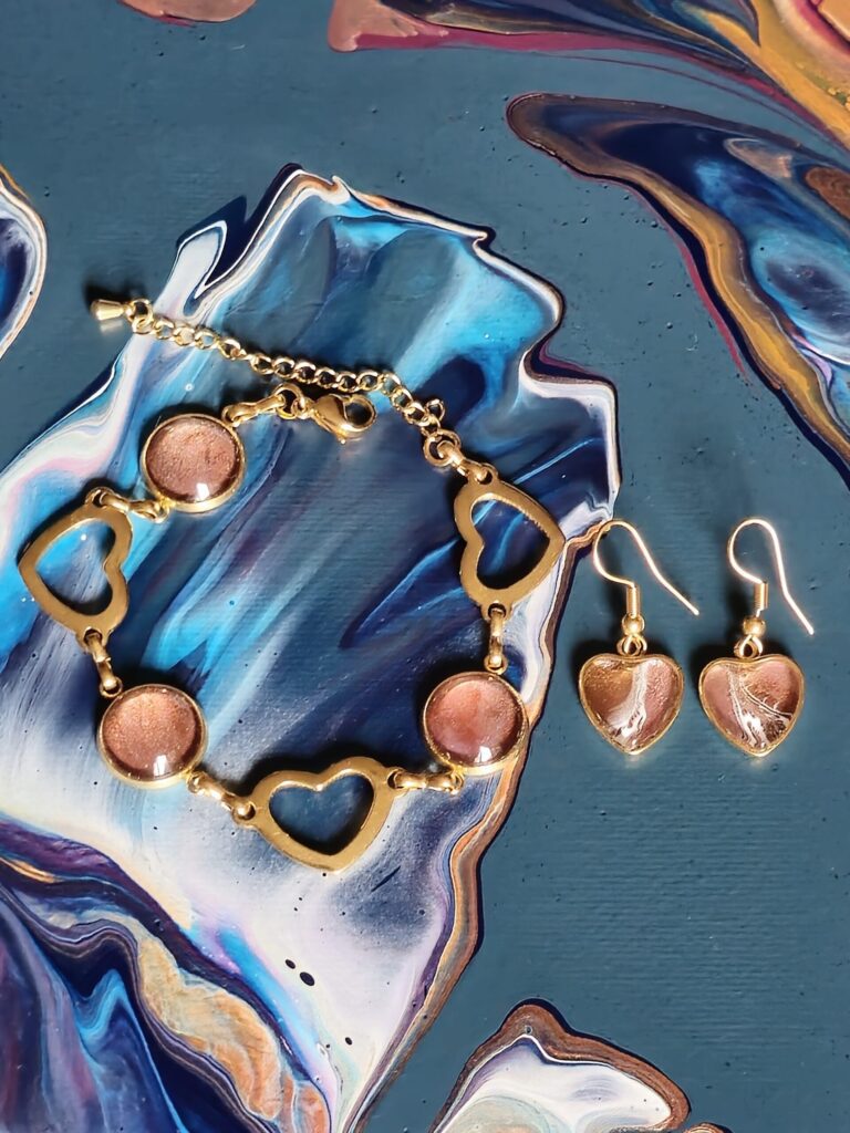 Gioielli artigianali set coordinato formato da bracciale e orecchini in acciaio inossidabile golden rose con cabochon in vetro quadrato e vernice acrilica color bronzo oro iridescente