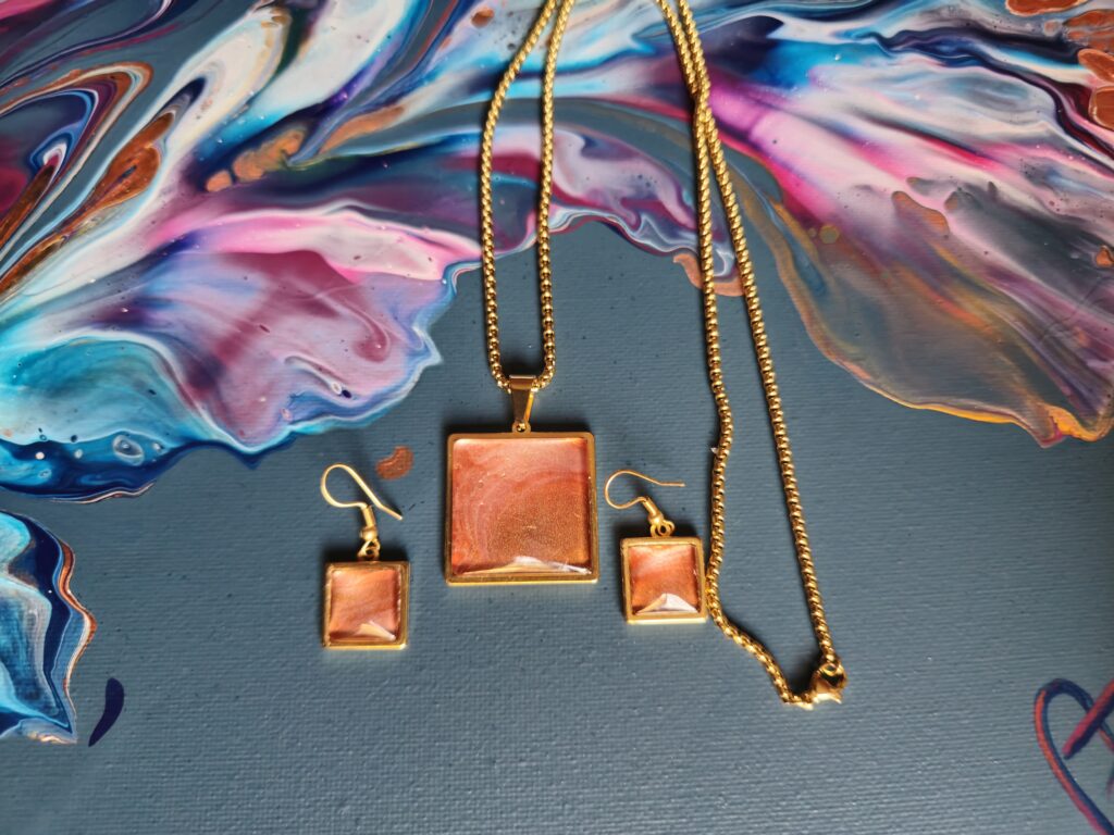 Gioielli artigianali fluid art Set coordinato collana 60cm e orecchini in acciaio inossidabile placcato color oro con cabochon in vetro quadrati 25 e 12mm vernice acrilica color rame oro iridescenti