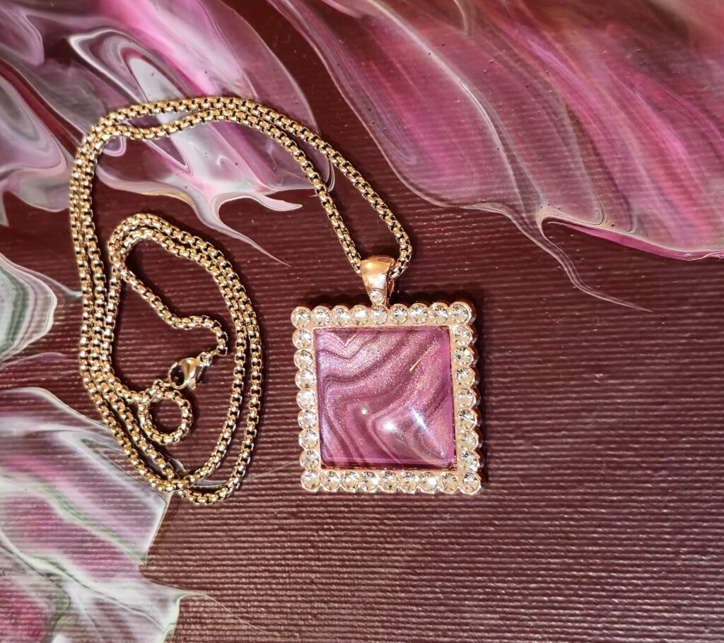 Catena in acciaio golden rose 60 cm pendente in lega quadrato con strass cabochon vetro 25mm acrilico amaranto e magenta iridescenti