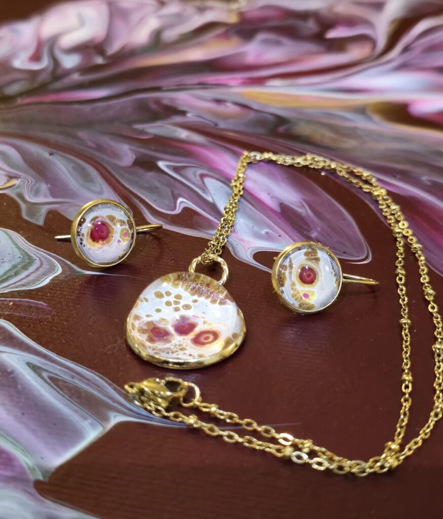 Gioielli artigianali fluid art Set coordinato con collana e orecchini in acciaio inossidabile placcato color oro cabochon in vetro rotondo a cupola 20mm e 12mm vernice acrilica magenta oro iridescente e bianco