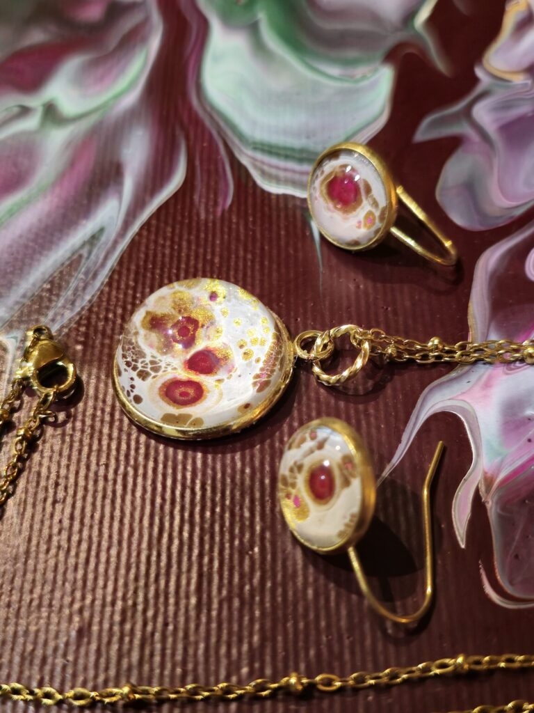 Set coordinato con collana e orecchini in acciaio inossidabile placcato color oro cabochon in vetro rotondo a cupola 20mm e 12mm vernice acrilica magenta oro iridescente e bianco