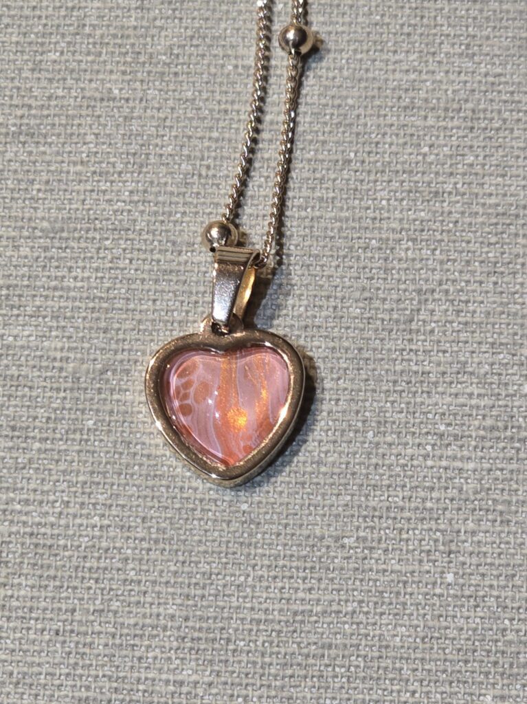 collana acciaio golden rose pendente cuore cabochon 12mm arancio iridescente striato di bianco