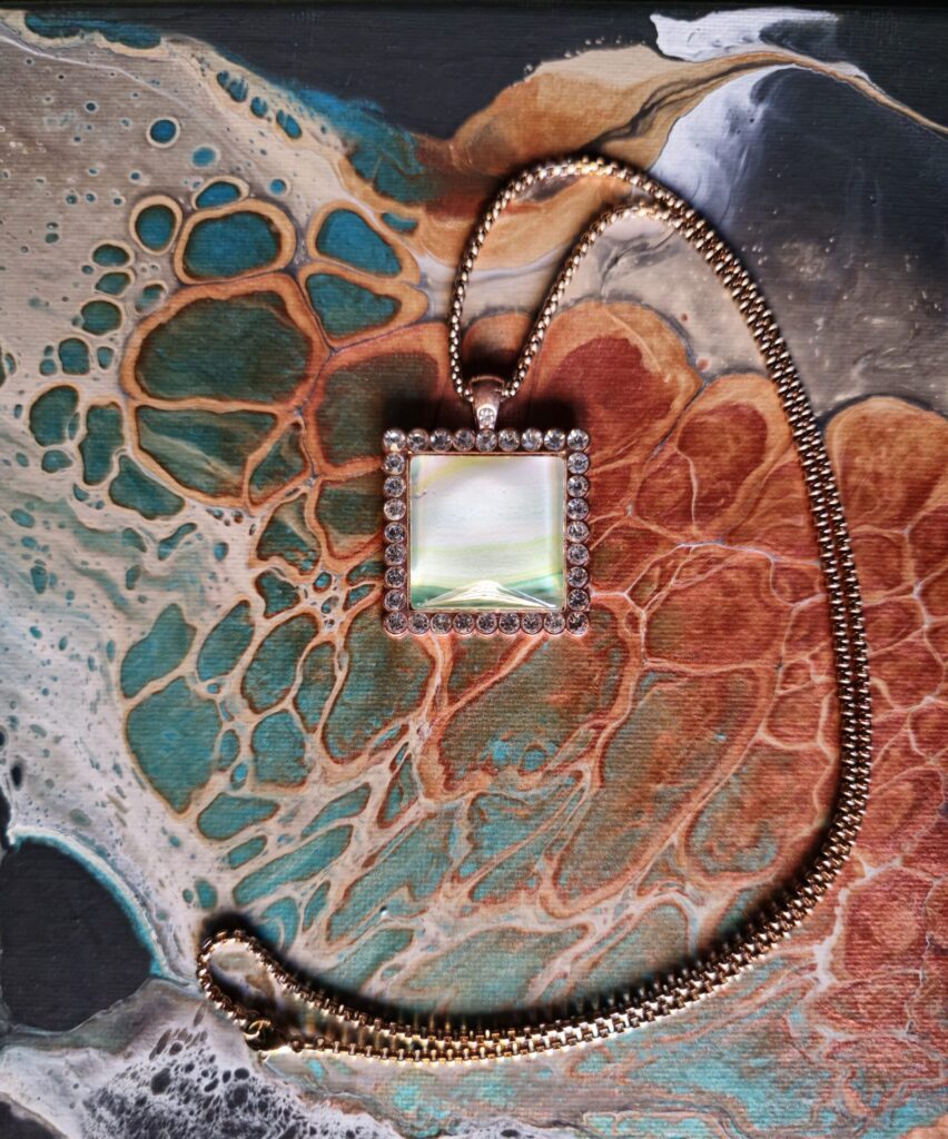 Catena in acciaio golden rose 60 cm pendente in lega quadrato con strass cabochon vetro 25mm acrilico fondo chiaro toni sfumati rosa verdi giallo chiaro