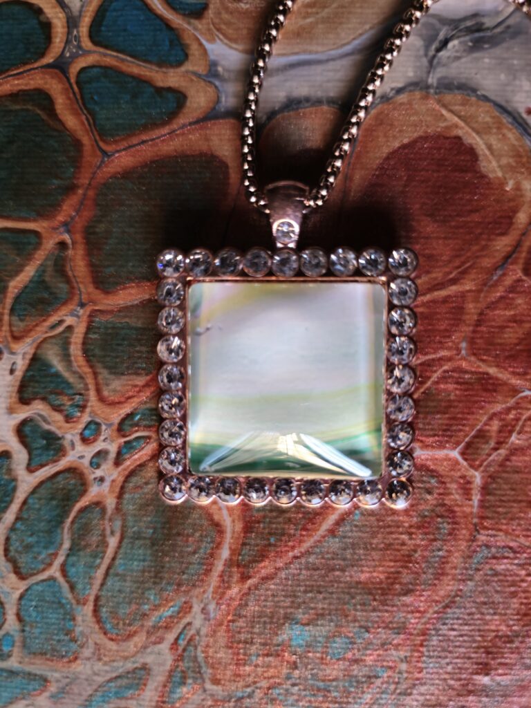 Catena in acciaio golden rose 60 cm pendente in lega quadrato con strass cabochon vetro 25mm acrilico fondo chiaro toni sfumati rosa verdi giallo chiaro