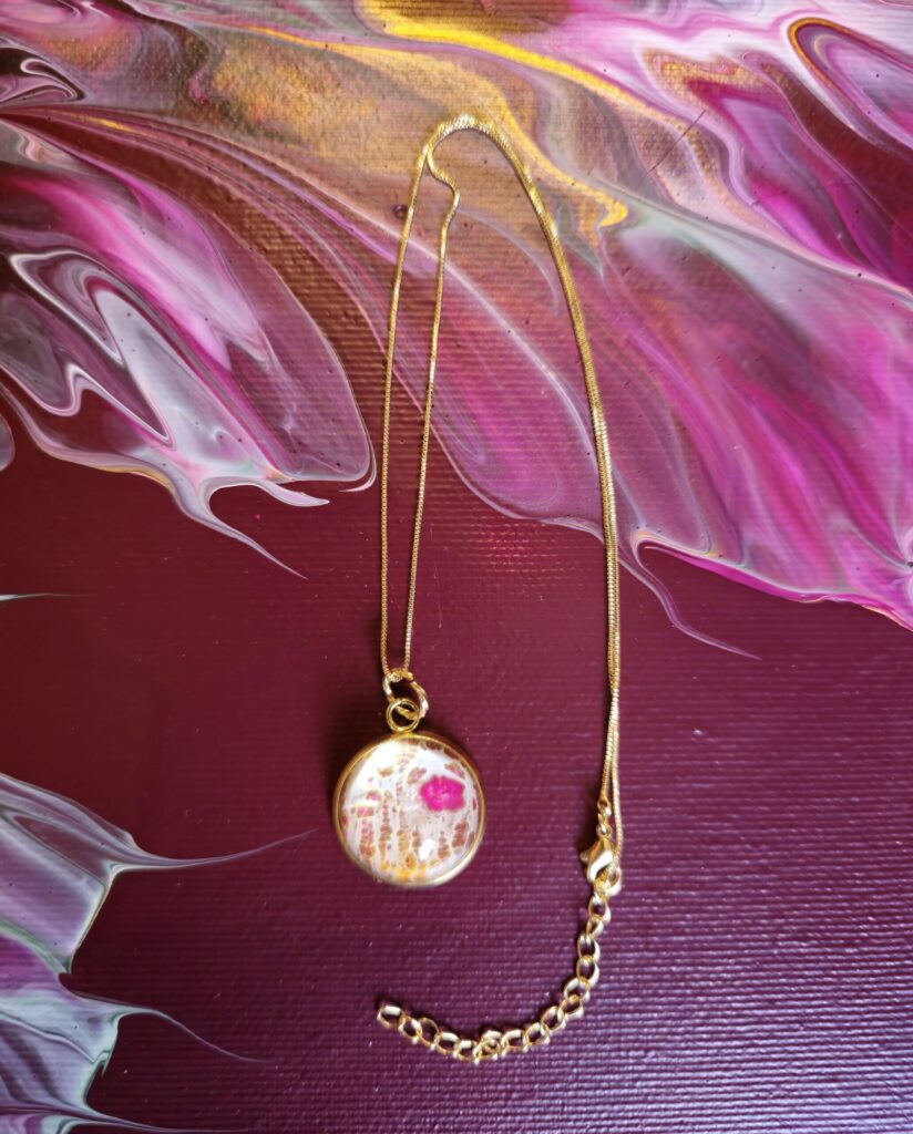 gioiello artigianale fluid art collana ottone placcato oro 45 cm cabochon in vetro rotondo vernice acrilica oro iridescente magenta e bianco