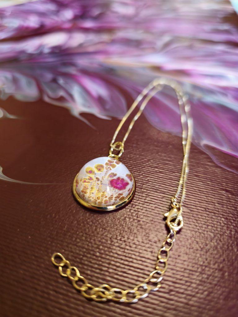 gioiello artigianale tecnica fluid art catena ottone placcato oro 45 cm cabochon in vetro rotondo vernice acrilica oro magenta e bianco