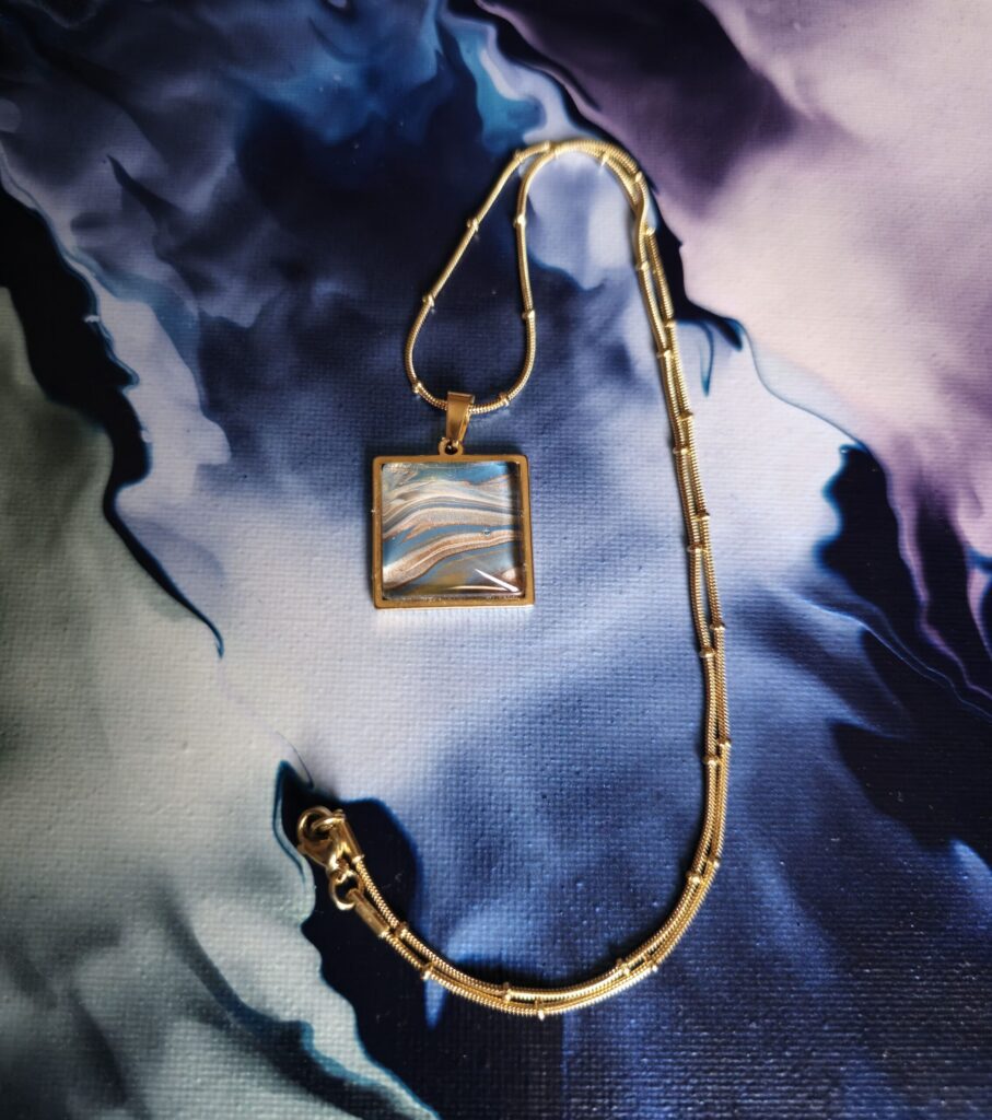 gioiello artigianale con catena acciaio inossidabile placcato oro 50 cm e pendente quadrato cabochon in vetro 20 mm vernice acrilica color oro bronzo blu iridescenti