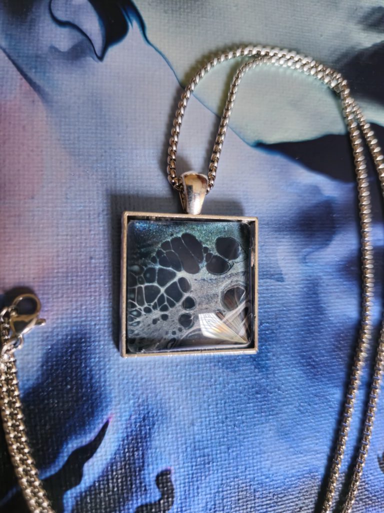 gioiello artistico artigianale catena in acciaio inossidabile e pendente quadrato 25 mm cabochon in vetro vernice acrilica colori perlati argento blu