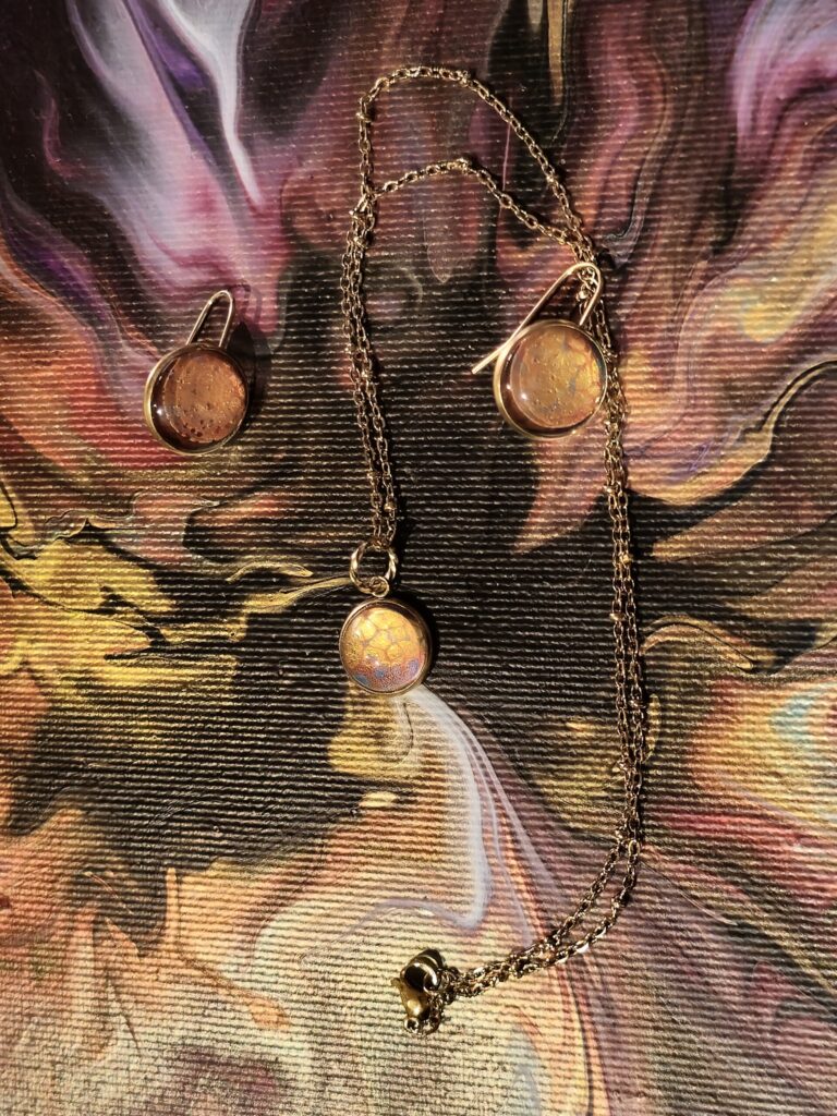 Set coordinato con collana e orecchini in acciaio inossidabile placcato color oro cabochon in vetro rotondo 14 e 12mm vernice acrilica oro rame blu iridescenti