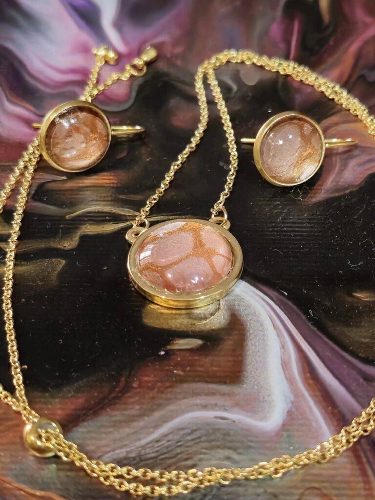 Set coordinato collana saliscendi e orecchini in acciaio inossidabile placcato color oro con cabochon in vetro rotondo 18 e 12mm vernice acrilica color rame oro rosa iridescenti