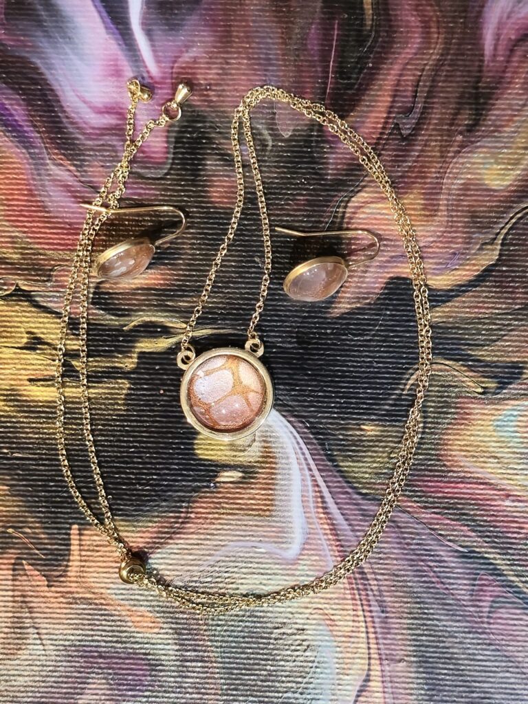 Set coordinato collana saliscendi e orecchini in acciaio inossidabile placcato color oro con cabochon in vetro rotondo 18 e 12mm vernice acrilica color rame oro rosa iridescenti