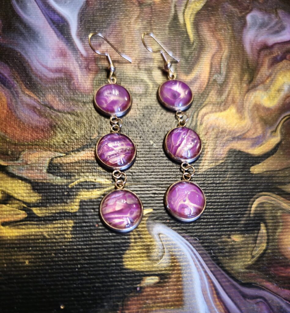 Orecchini artigianali fluid art, in acciaio inossidabile golden rose, formati da tre cabochon in vetro 12mm gancio monachina vernice acrilica color amaranto e rosa perlato