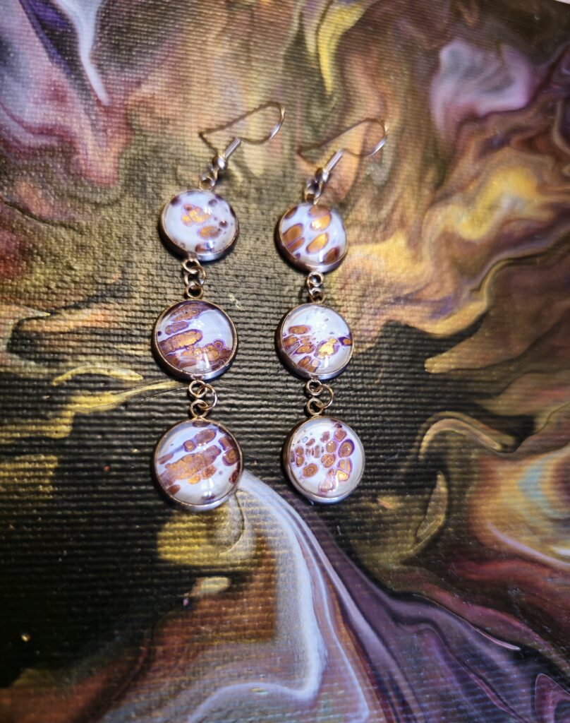 Orecchini artigianali fluid art in acciaio inossidabile cgolden rose, con tre cabochon rotondi in vetro 12mm gancio monachina vernice acrilica fondo bianco, rame e magenta iridescenti