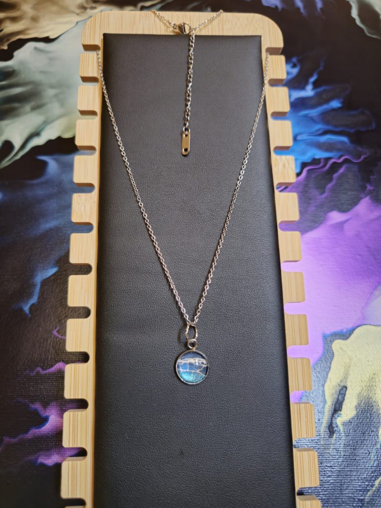 gioiello artigianale fluid art collana in acciaio inossidabile catena 45 cm con pendente rotondo cabochon vetro di 12mm color argento blu turchese iridescenti