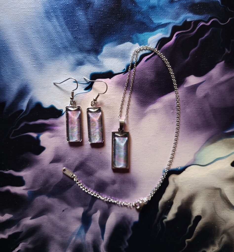 Gioielli artigianali fluid art set coordinato in acciaio inossidabile con cabochon in vetro rettangolare 25x10 vernice acrilica multicolor viola celeste rosa iridescenti