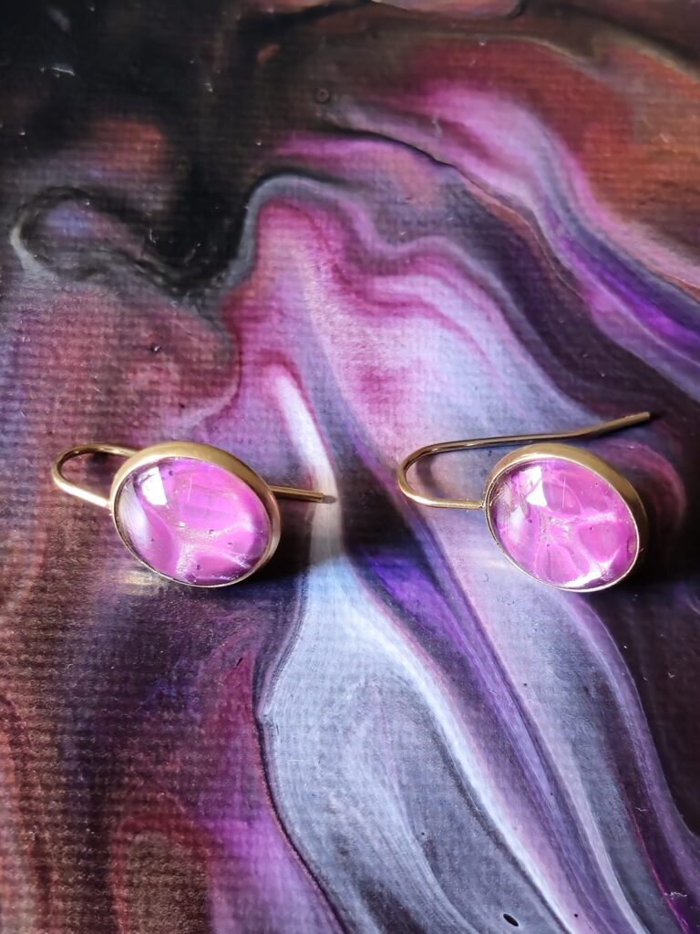 Orecchini artigianali fluid art in acciaio inossidabile color oro, cabochon rotondo in vetro 12mm gancio monachina vernice acrilica color magenta e rosa perlato