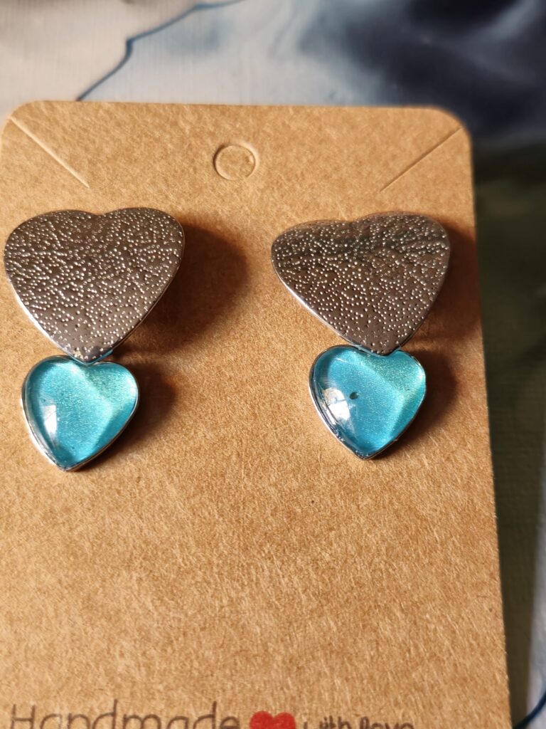 Orecchini artigianali fluid art in acciaio inossidabile, con cuore in acciaio e cabochon a forma di cuore in vetro 12mm gancio a farfallina, vernice turchese iridescente