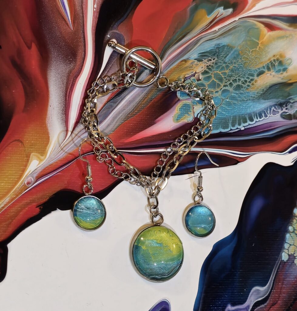 gioielli artigianali fluid art set coordinato bracciale doppio e orecchini in acciaio inossidabile cabochon in vetro rotondi 20mm e 12mm vernice acrilica turchese verde