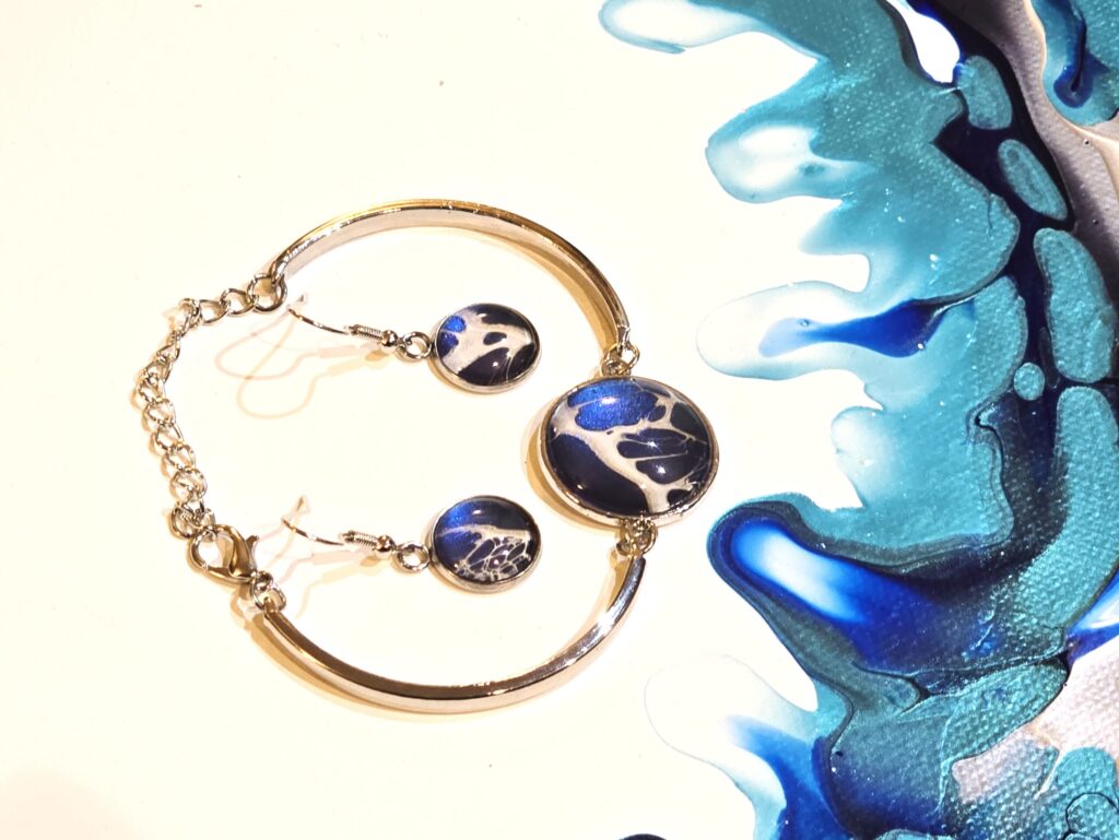 Gioielli artigianali fluid art Set coordinato bracciale doppio e orecchini in acciaio inossidabile cabochon in vetro rotondi 20mm e 12mm vernice acrilica blu e argento iridescenti