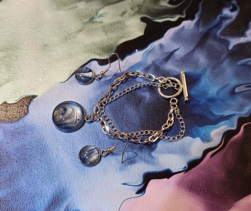 Gioielli artigianali fluid art Set coordinato bracciale doppio e orecchini in acciaio inossidabile cabochon in vetro rotondi 20mm e 12mm vernice acrilica blu e argento iridescenti