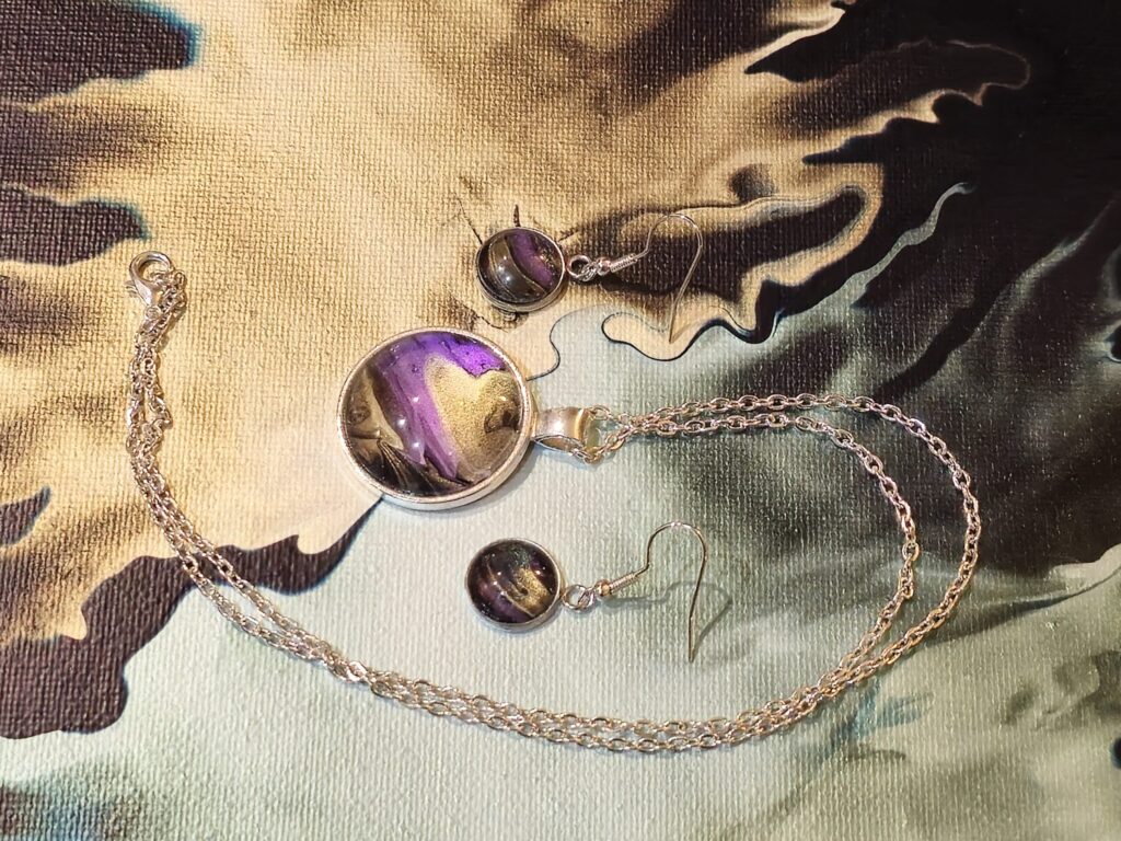 gioielli artigianali fluid art Set coordinato collana e orecchini in lega di zinco cabochon rotondo 25mm e 12mm vernice acrilica color oro rosa e giallo perlato