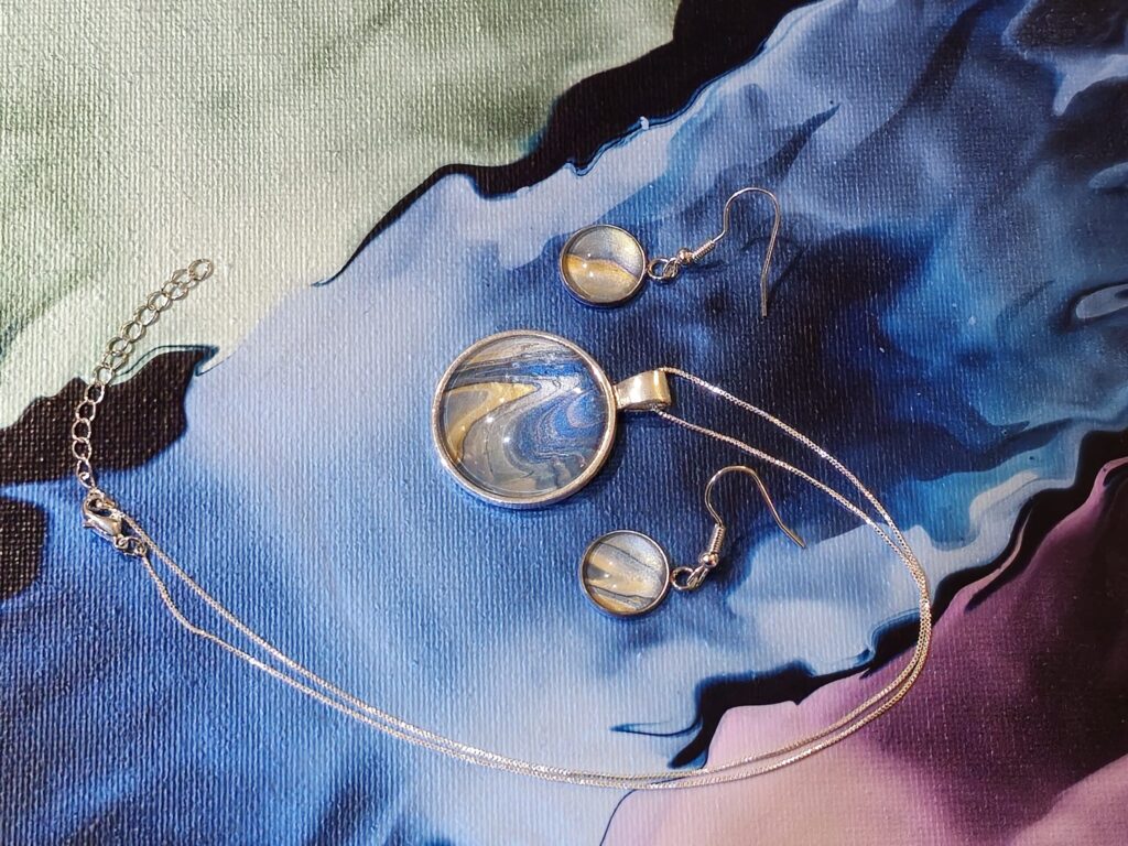 gioielli artigianali fluid art set coordinato collana e orecchini in lega di zinco cabochon rotondo 25mm e 12mm vernice acrilica color oro blu iridescente