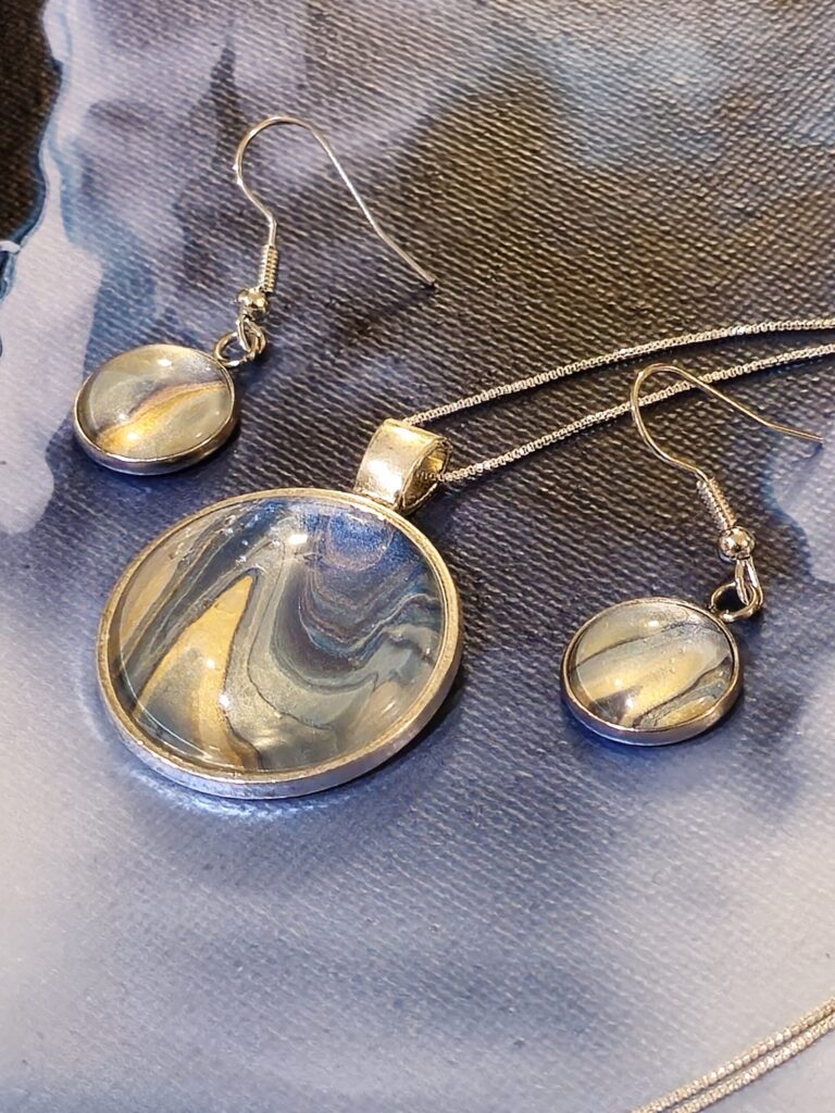 gioielli artigianali fluid art Set coordinato collana e orecchini in lega di zinco cabochon rotondo 25mm e 12mm vernice acrilica color oro blu iridescente