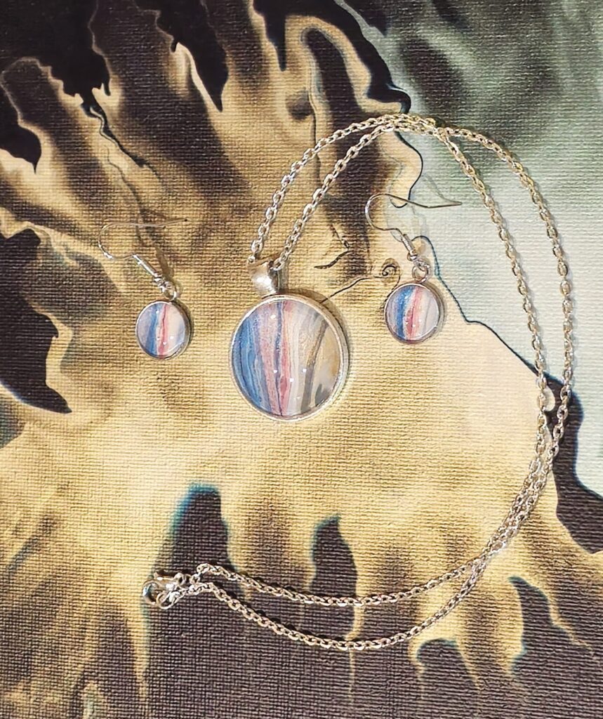 gioielli artigianali fluid art set coordianto collana e orecchini in lega di zinco con cabochon in vetro rotondi 25 e 12 mm vernice acrilica color celeste blu rosa oro